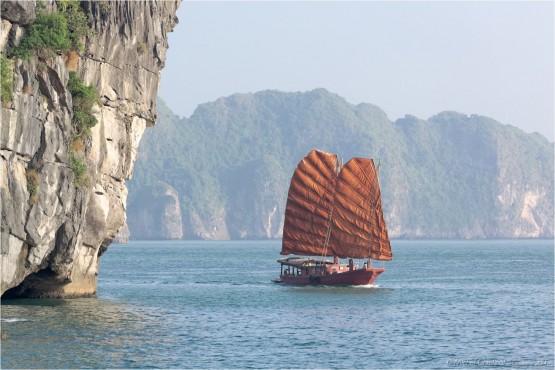 Traditional Sampan in Halong Bay , Vietnam - Sampan traditionnel dans la baie d'Halong
