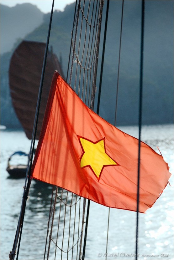 Vietnamese Flag on Sampan - Halong Bay, Vietnam Drapeau vietnamien sur un sampn fans la baie d'Halong