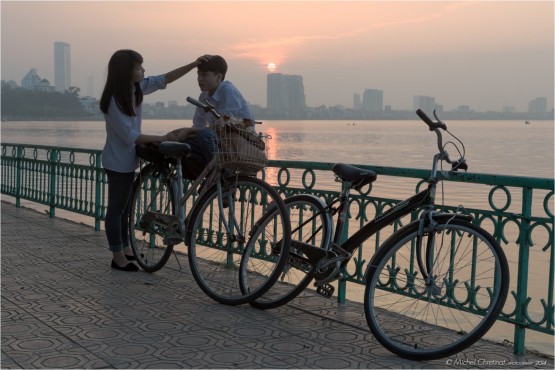 Dating at Sunset on west lake shore - Hanoï, Vietnam