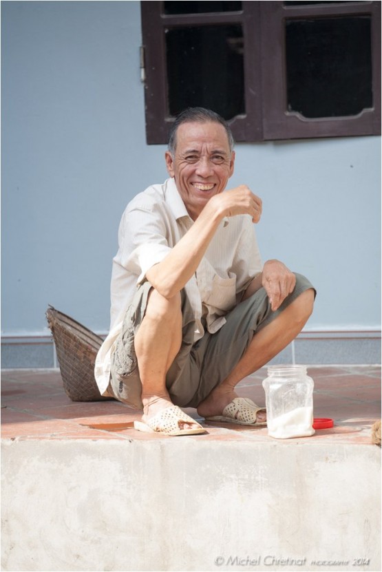 Portrait of man squatting in Ninh Binh , Vietnam - Portrait d'un Homme accroupi à Ninh Binh , Vietnam