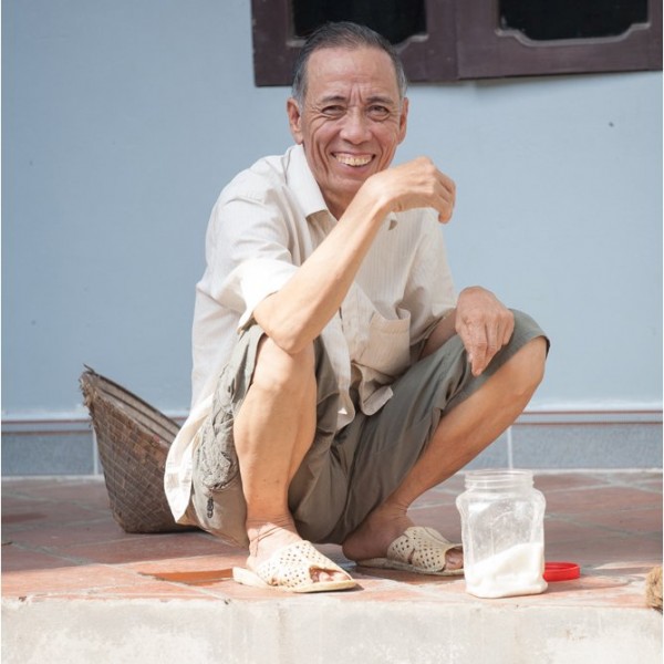 Portrait of man squatting in Ninh Binh , Vietnam - Portrait d'un Homme accroupi à Ninh Binh , Vietnam