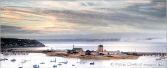 Sillon fermant le port de Camaret sur mer avec la tour Vauvan et la Chapelle de Rocamadour