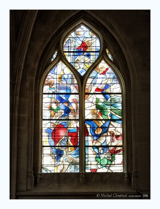 Senlis Cathedral : modern stained glass by Claude Courageux