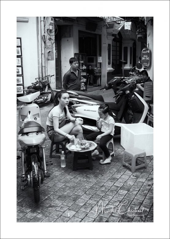 Quick snack on sidewalk in Hanoï