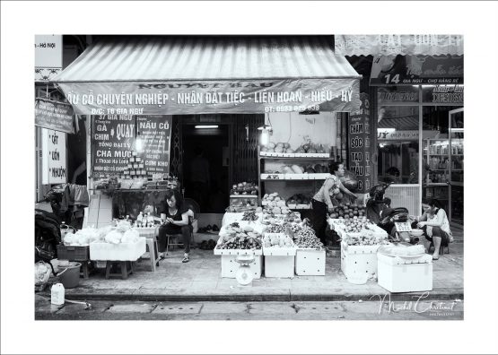 Fruit stand in Hanoï