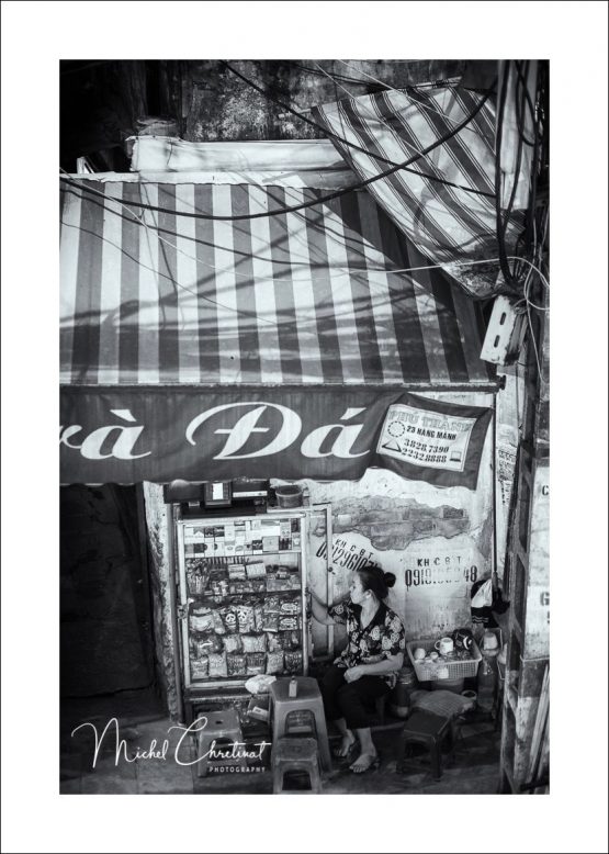 Shop Keeper in Old Quarter , Hanoï