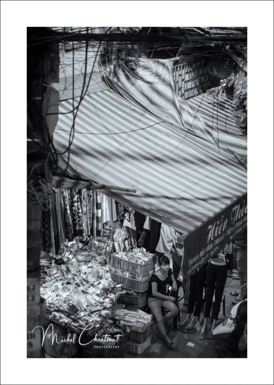 Shop Keeper in Old Quarter , Hanoï