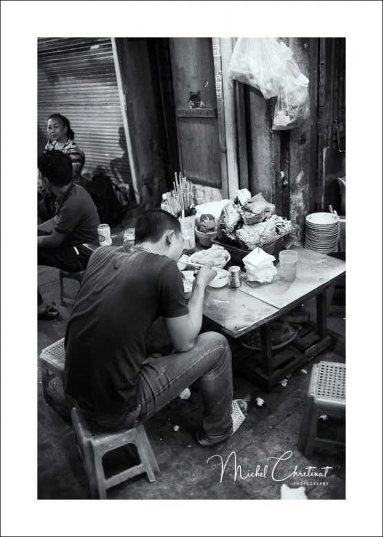 Quick lunch on sidewalk in Hanoï