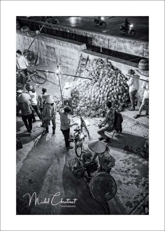 Night fruit market in Hanoï