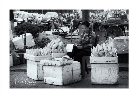 Bread Seller in Hanoï
