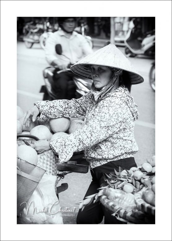 Selling Fruits in Hanoï streets