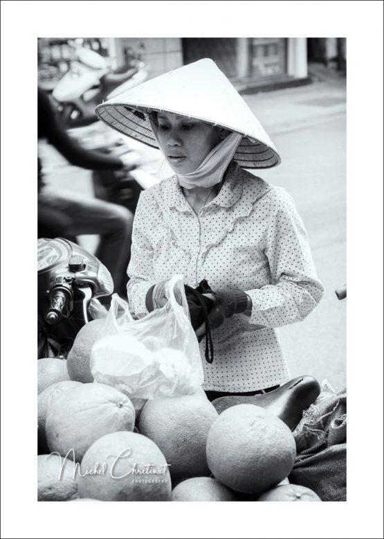 Buying Fruits in Hanoï streets