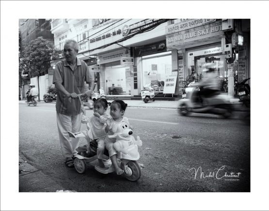 Taking care of grandchildren in Hanoï streets