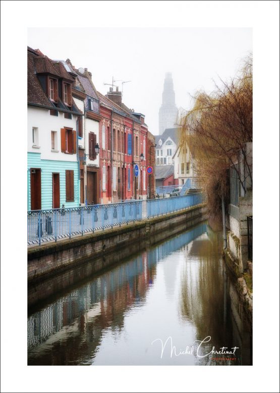 La Picardie en Images: Amiens -Quartier Saint Leu - Rue Motte - Tour Perret à l'arriere plan