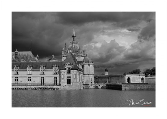 La Picardie en Images: Photo du Château de Chantilly sous un ciel d'orage