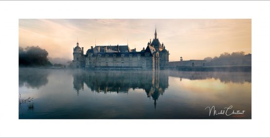 La Picardie en Images : Photo du château de Chantilly dans la brume matinale