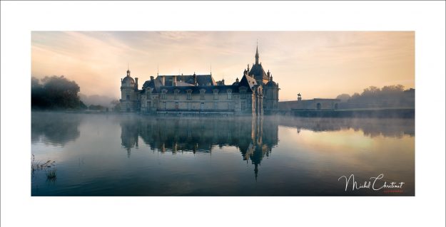 La Picardie en Images : Photo du château de Chantilly dans la brume matinale