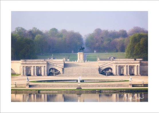 La Picardie en Images: Photo de la statue Equestre et le grand escalier du chateau de Chantilly du point de vue de Vineuil