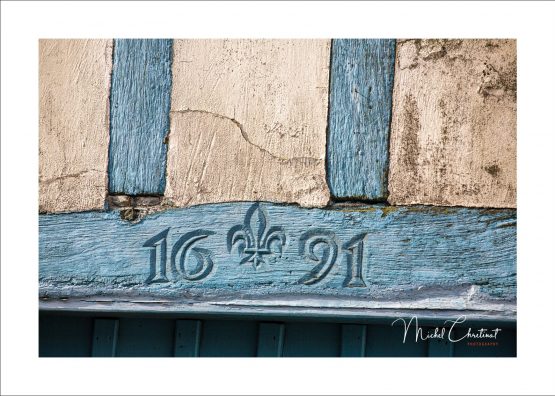 Photo de detail de la façade de la maison Bleue