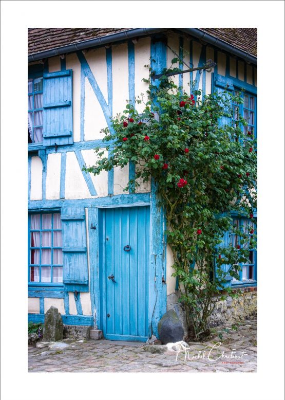 Photos de la  Maison Bleue à l'angle de la rue du château  et de la ruelle Saint-Amant à gerberoy