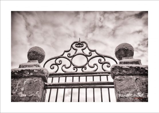 Photo d'une Grille eneigée Place de la Hire à Gerberoy