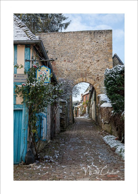 Photo de la Rue du Chateau  , la Tour Porte et la maison Bleue à Gerberoy