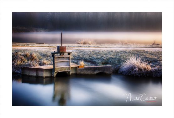 Photo  du plan d'eau du Canada sous le givre près de Beauvais
