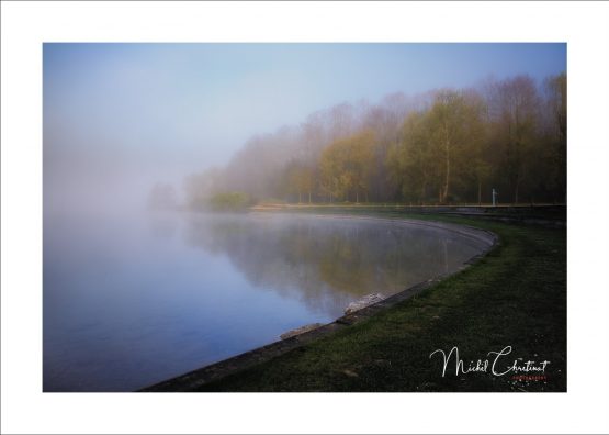 Photo du plan d'eau du Canada  sous la brume