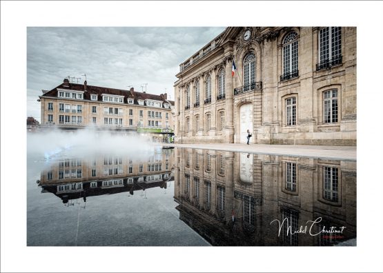 Photo du miroir d'eau devant l'Hôtel de ville à Beauvais
