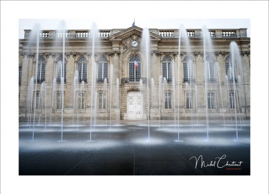 Photo du Miroir d'Eau  devant l'Hôtel de ville - Place Jeanne Hachette à Beauvais