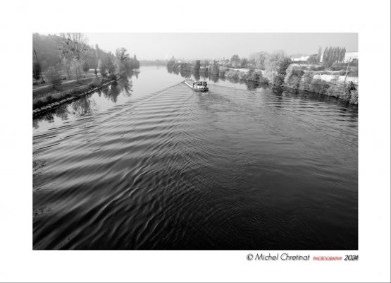 Vue sur l'oise et sa navigation depuis la passerelle Nelson Mandela